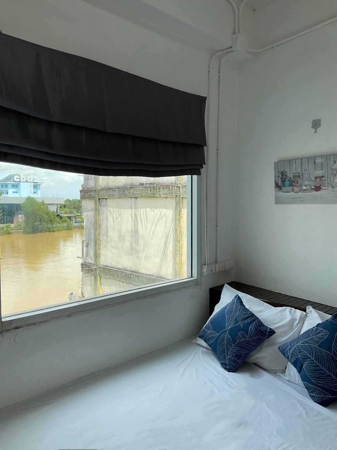 The Port Hostel Surat Thani Esterno foto