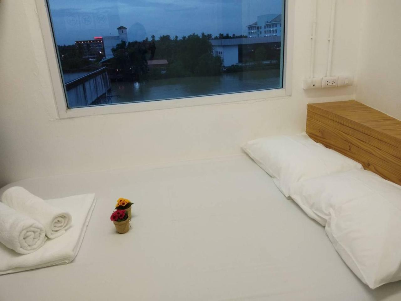 The Port Hostel Surat Thani Esterno foto